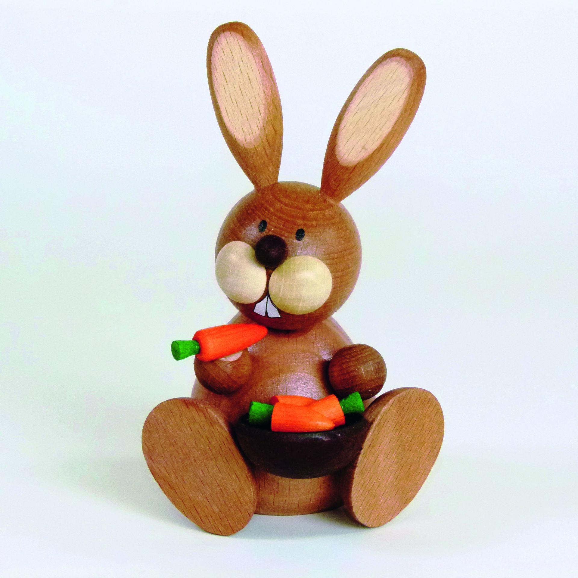 Osterhase sitz. mit Möhrenschüssel 7,5 cm x 11,2 cm (B x H) Osterhase sitz. mit Möhrenschüssel 7,5 cm x 11,2 cm (B x H)