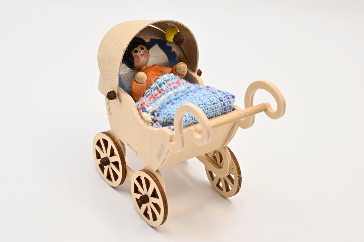 Kinderwagen mit Baby, weiße Decke