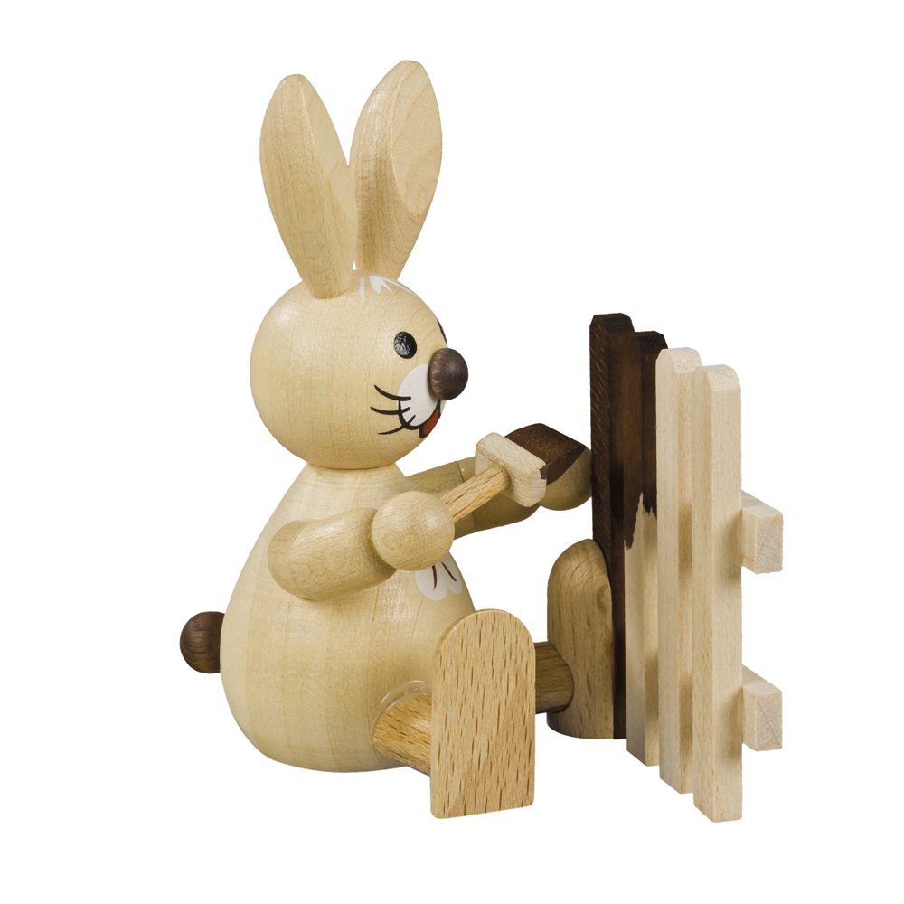 Osterhase sitzend beim Zaun streichen natur 7,5 cm Osterhase sitzend beim Zaun streichen natur 7,5 cm