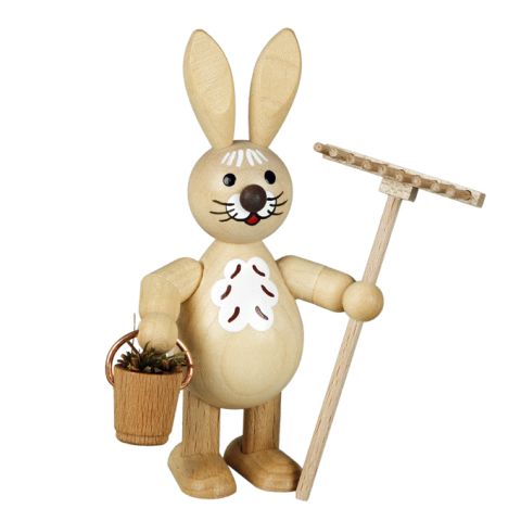 Osterhase mit Elmer und Rechen nat. 9 cm Osterhase mit Elmer und Rechen nat. 9 cm