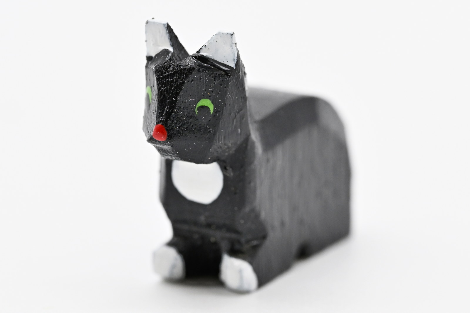 Katze geschnitz, bemalt, sitzend, 2 cm Katze geschnitz, bemalt, sitzend, 2 cm