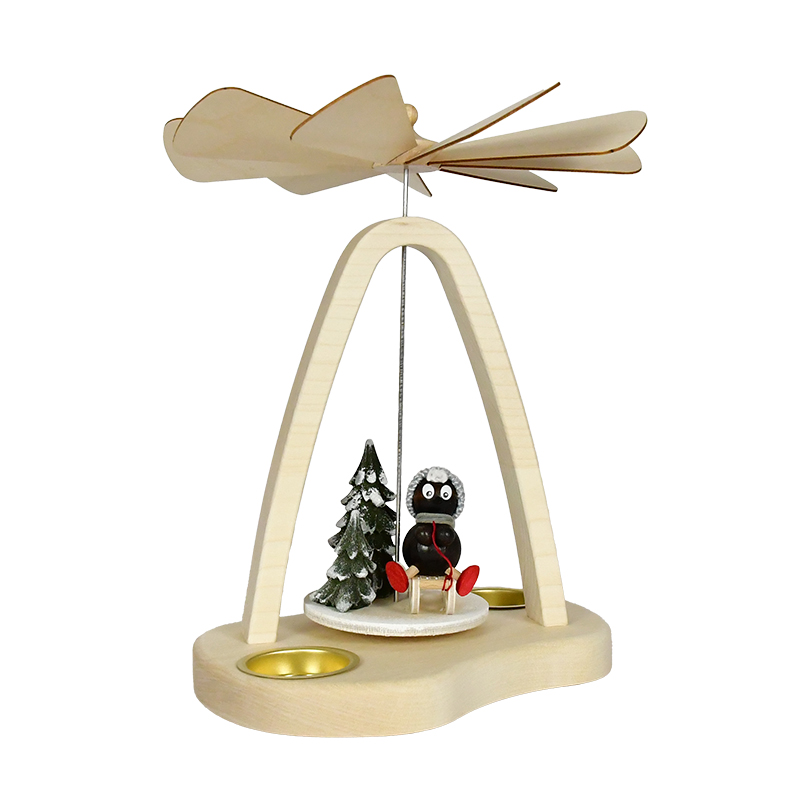 Massivholzpyramide klein Pitti auf dem Schlitten