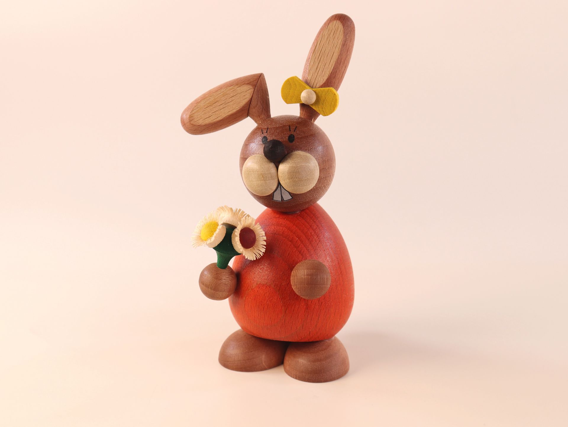 Osterhase sitz. mit Blumenstrauß Größe: 6,0 cm x 12 cm (B x H) Osterhase sitz. mit Blumenstrauß Größe: 6,0 cm x 12 cm (B x H)