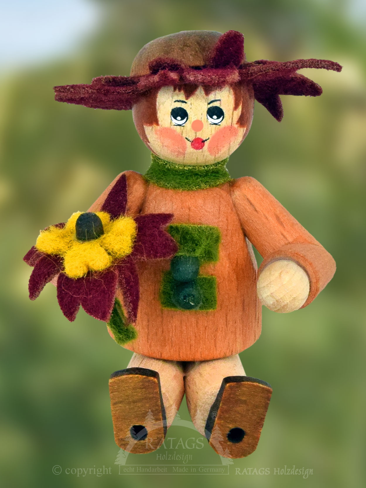 Figur, Blumenkind, sitzend, altsosa mit bordeaux-gelber Blüte Figur, Blumenkind, sitzend, altsosa mit bordeaux-gelber Blüte