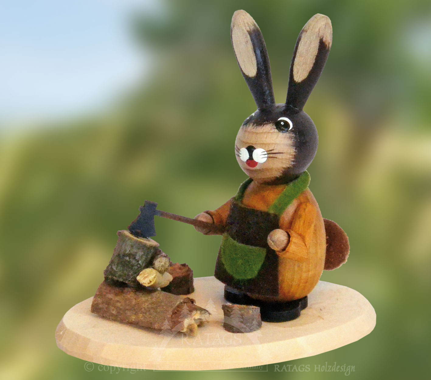Osterhase Waldarbeiter mit Holzbeil Osterhase Waldarbeiter mit Holzbeil