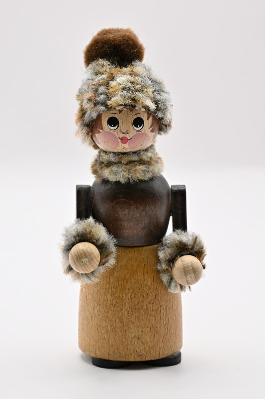 Figur groß, Frau im Winter H 11 cm