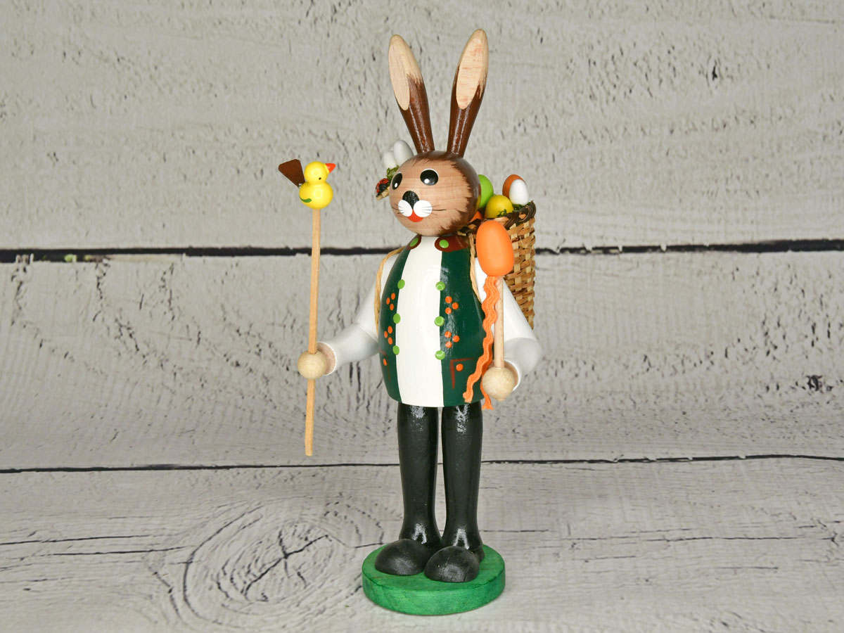 Osterhase mit Rechen und Eierkiepe
