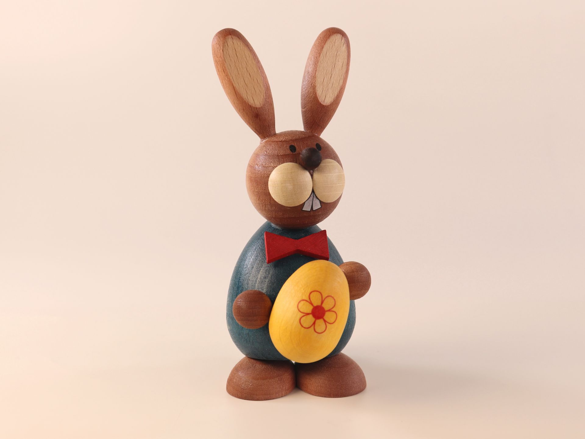 Osterhase stehend mit gelben Ei 5,5 cm x 11,5 cm (B x H) Osterhase stehend mit gelben Ei 5,5 cm x 11,5 cm (B x H)