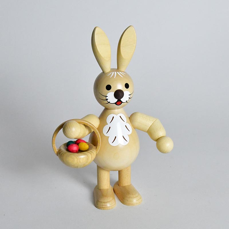 Osterhase mit Körbchen mittel