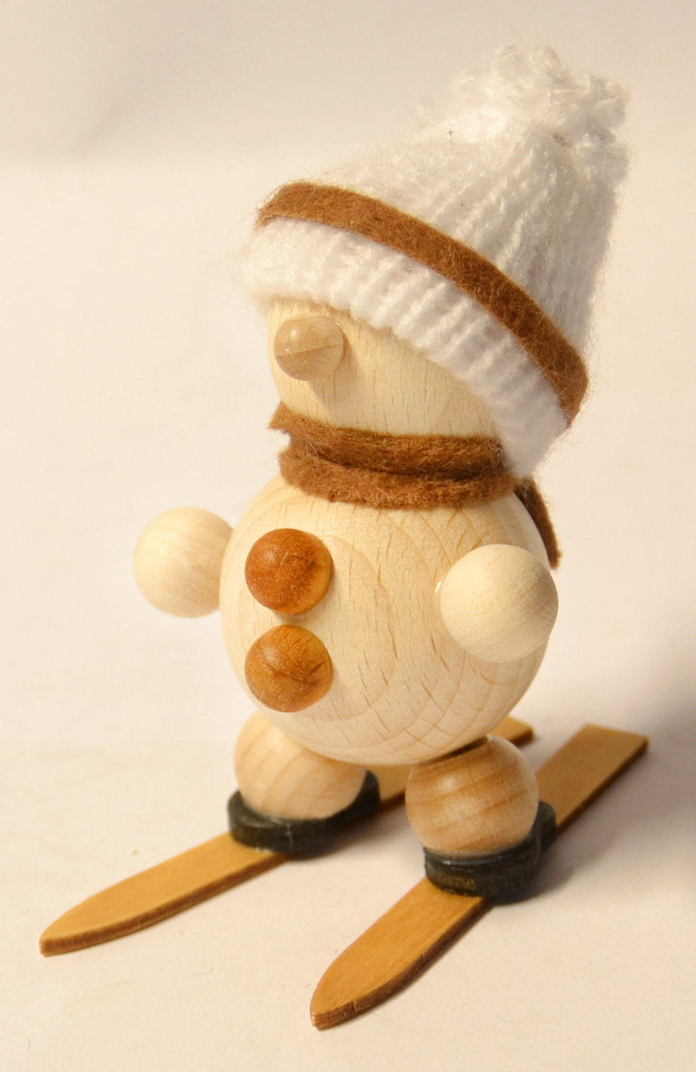 Schneemann auf Ski, Mütze/weiß-ocker