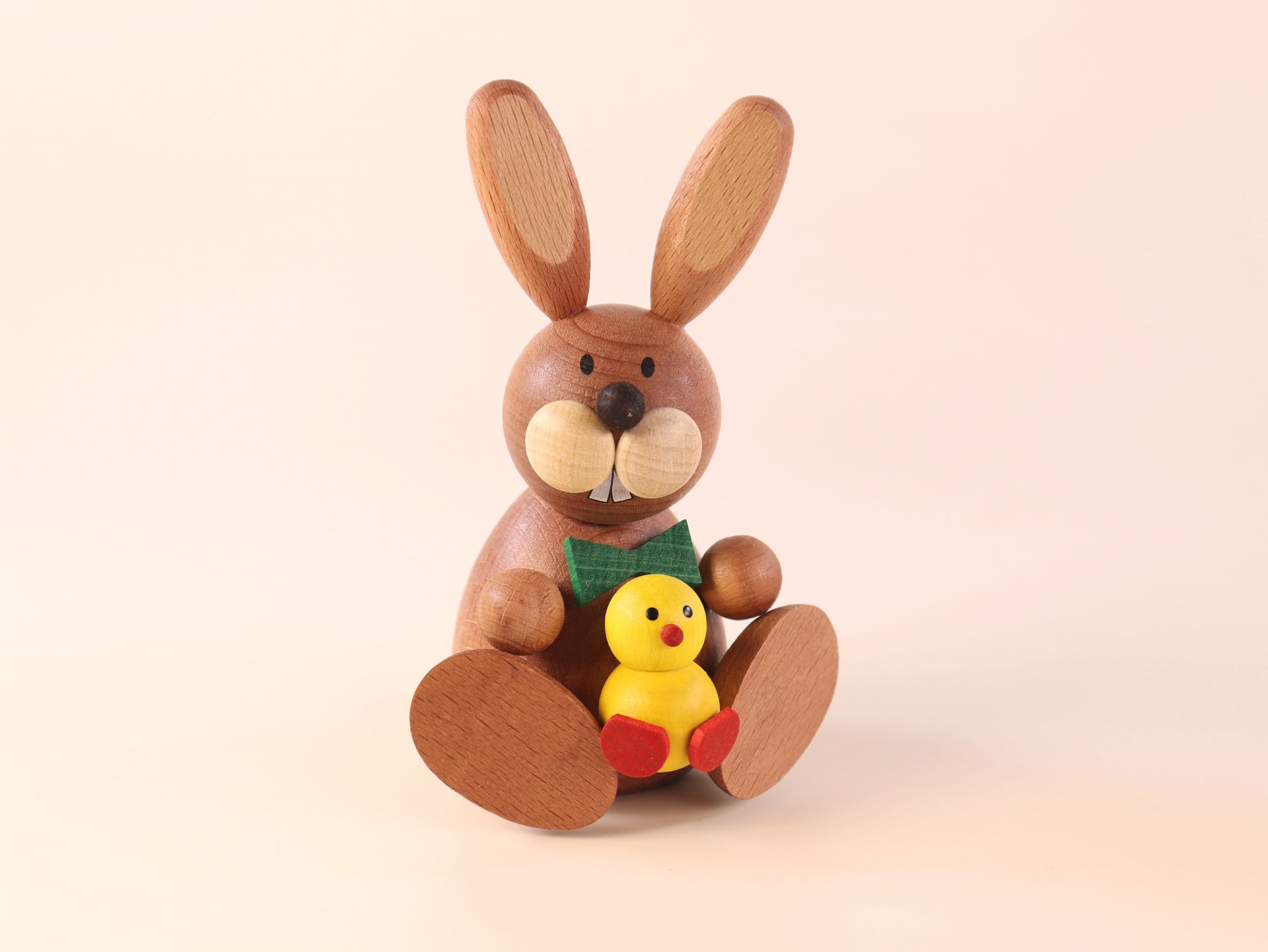 Osterhase sitz. mit gelben Küken 7 cm x 11 cm (B x H) Osterhase sitz. mit gelben Küken 7 cm x 11 cm (B x H)