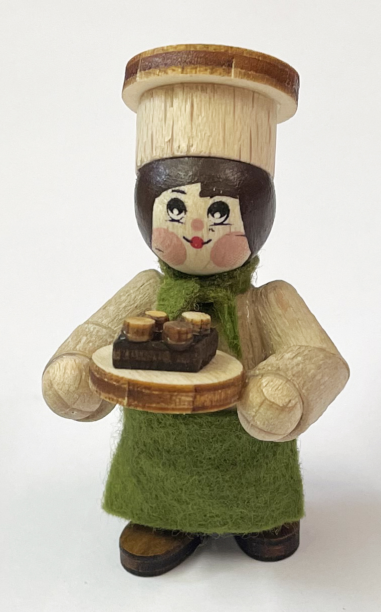Figur, Bäcker mit Torte, weiß gebeizt