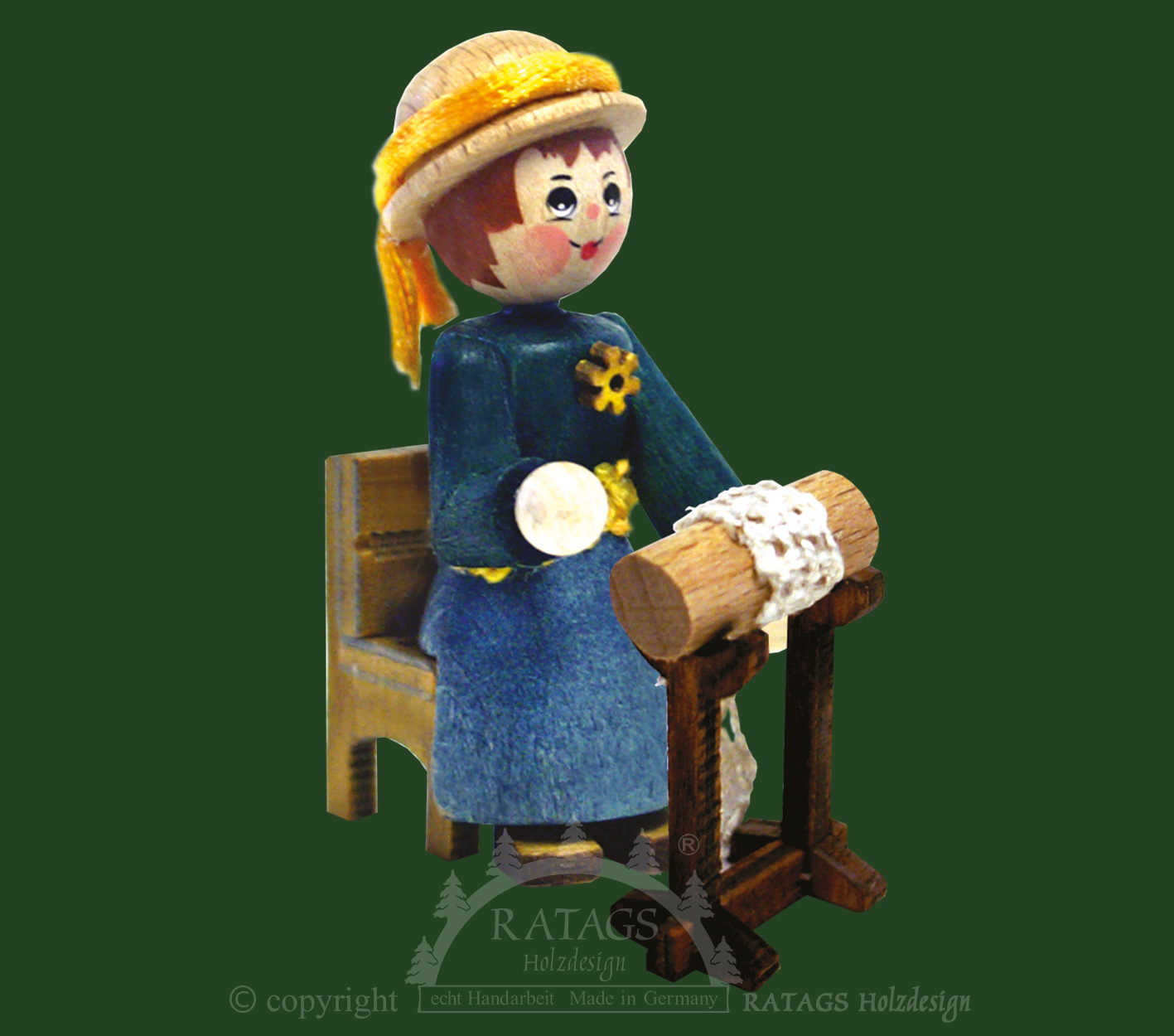 Figur, Klöpplerin auf Stuhl, dunkelblaues Kleid Figur, Klöpplerin auf Stuhl, dunkelblaues Kleid