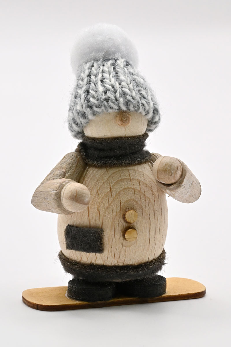 Molli, Winterkind auf Snowboard graue Strickmütze, H 6 cm Molli, Winterkind auf Snowboard graue Strickmütze, H 6 cm