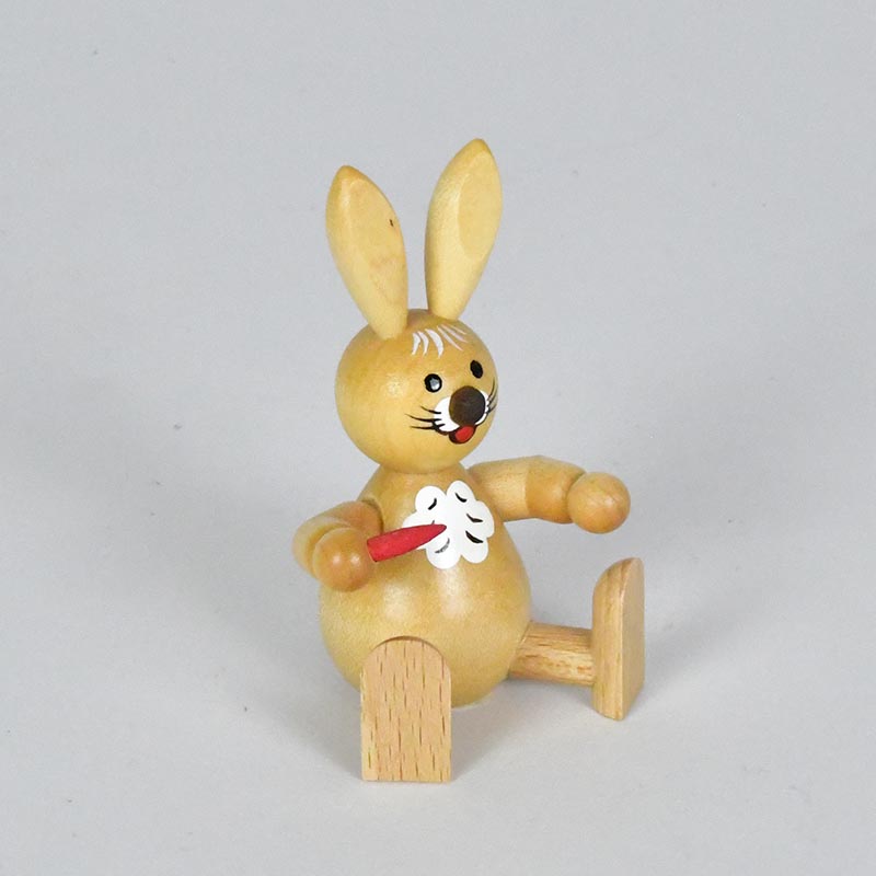 Hase, Möhre, sitzend