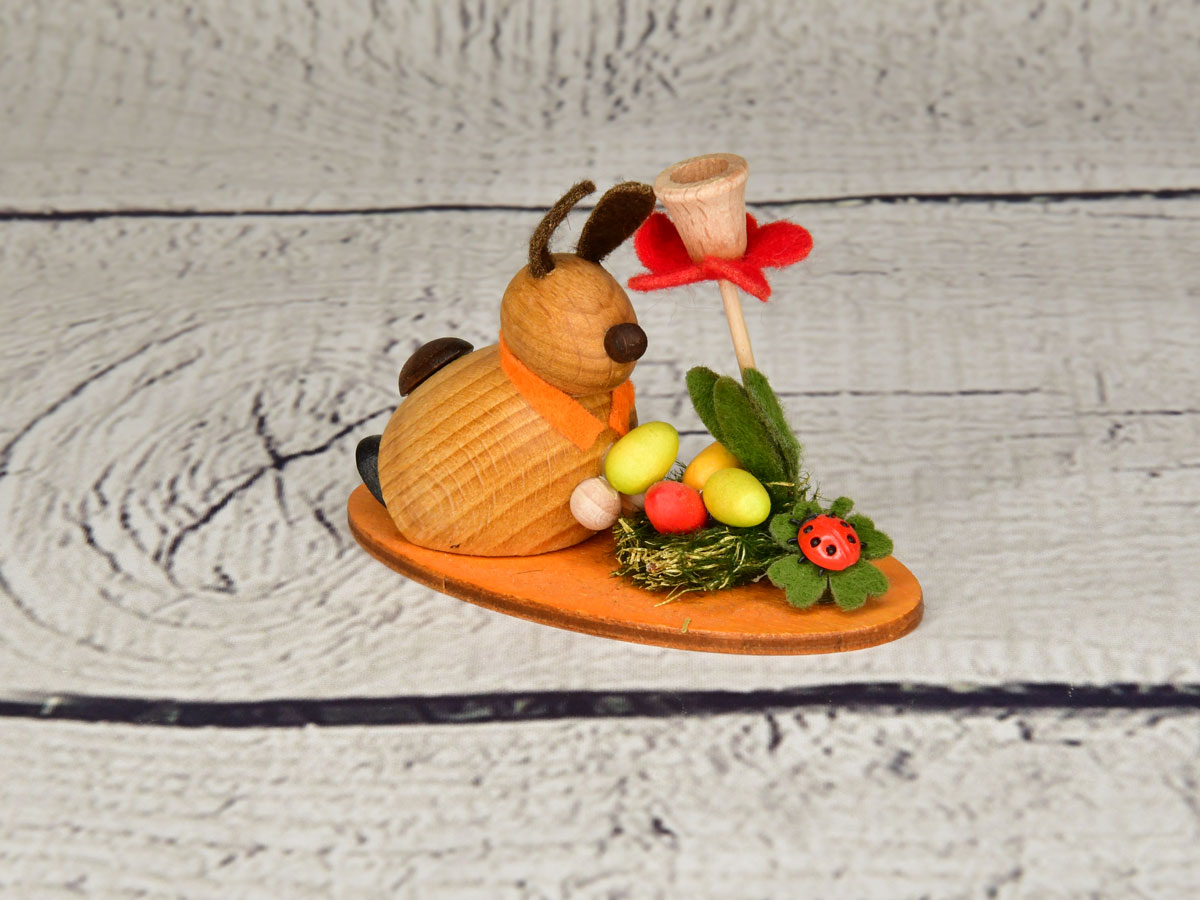 Häschen beim Osternest füllen, Blume Pla Häschen beim Osternest füllen, Blume Pla