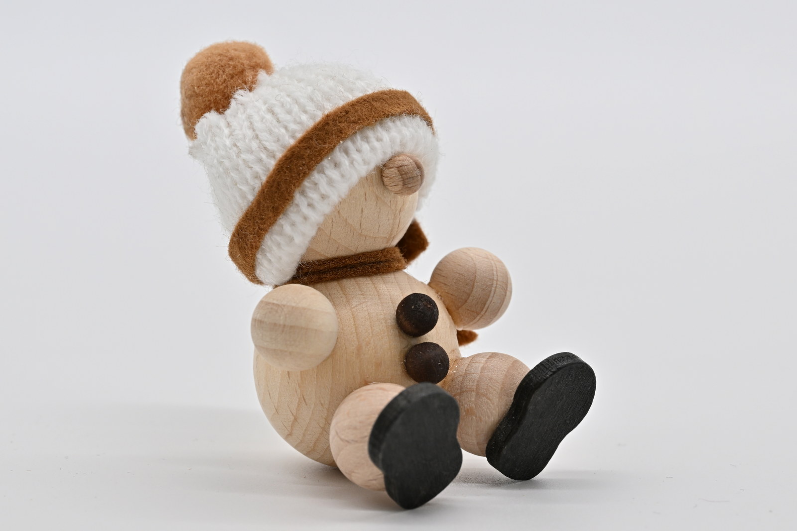 Schneemann sitzend, weiße Mütze, 7 cm Schneemann sitzend, weiße Mütze, 7 cm