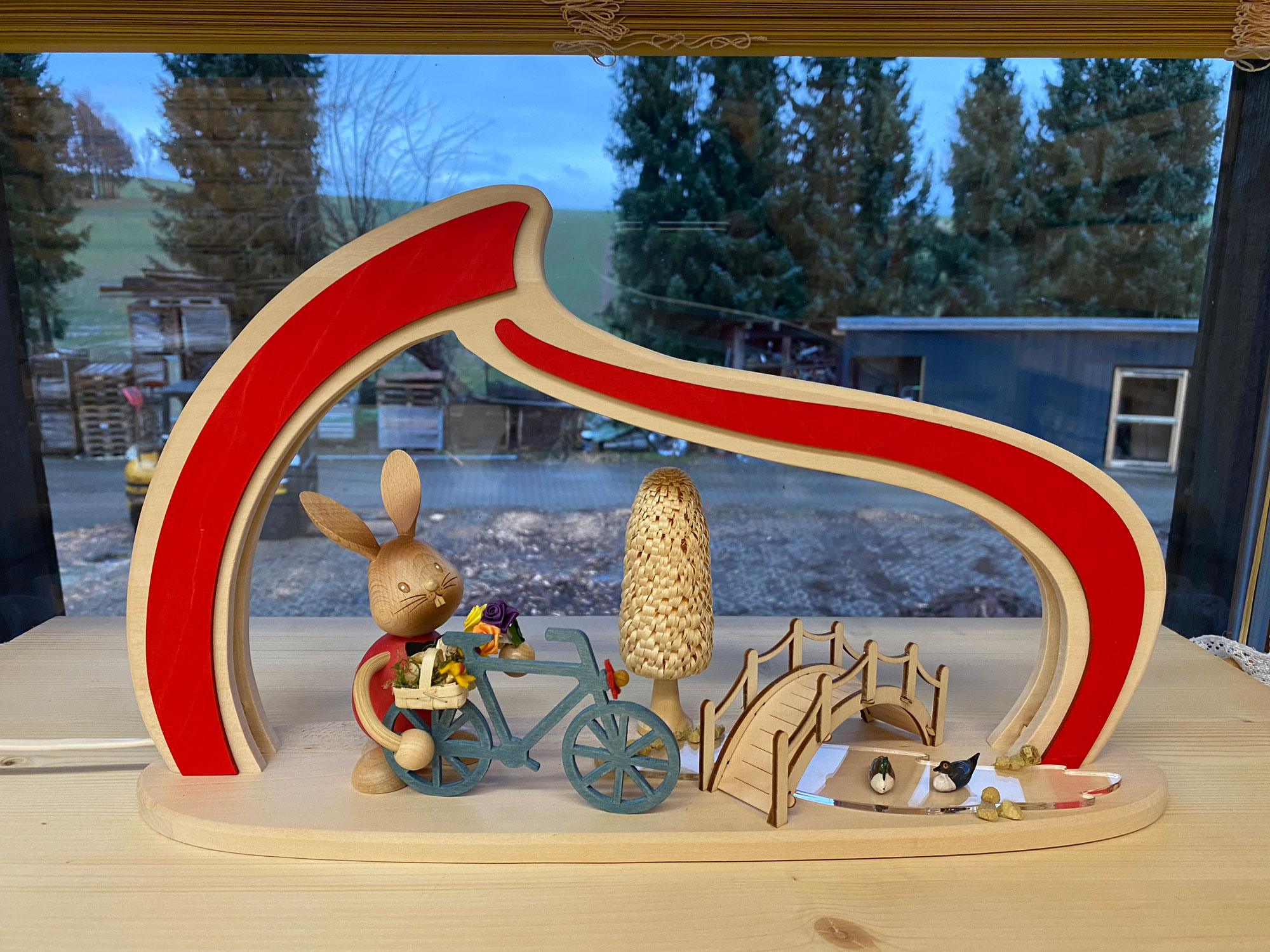 Massivholzbogen Ostern, Stupsi mit Fahrrad, rot, LED-Stripe, halb USB
