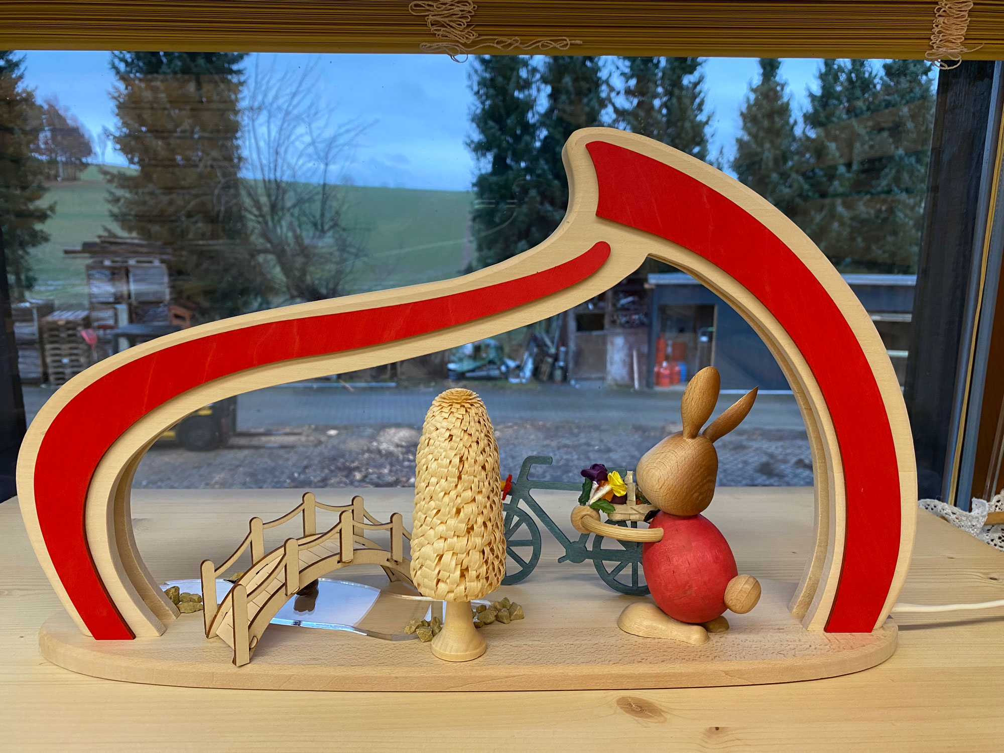 Massivholzbogen Ostern, Stupsi mit Fahrrad, rot, LED-Stripe, halb USB