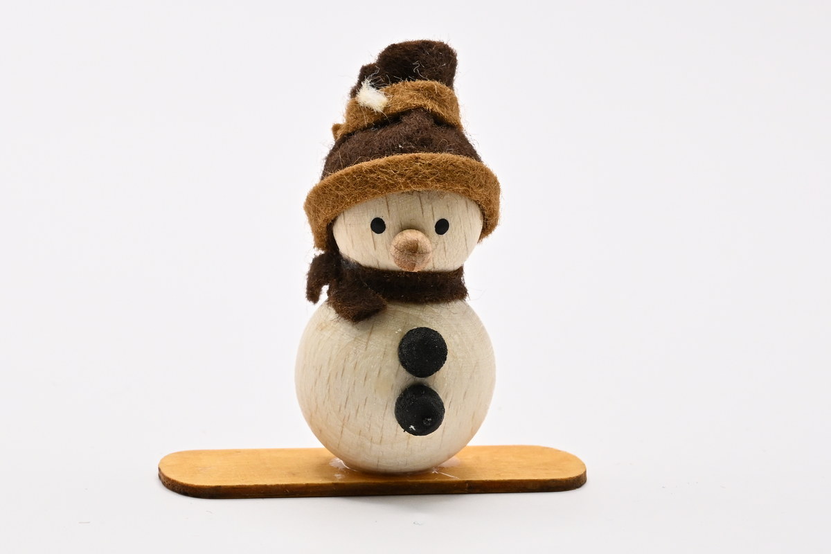 Schneemann natur, auf Snowboard braune Mütze, H 4 cm