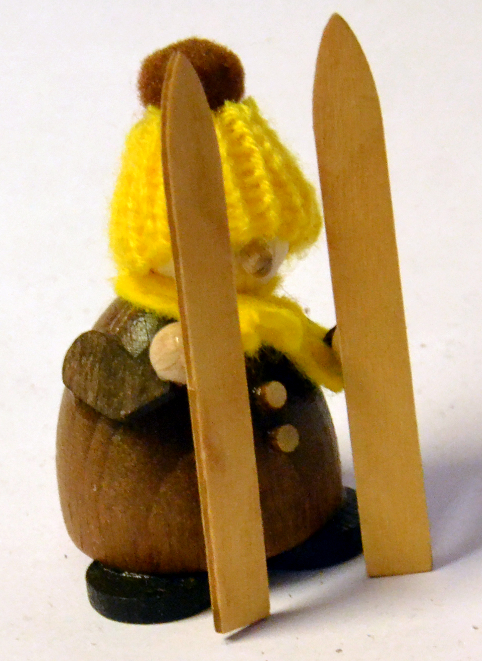 Figur Molli Wiki, mit Ski, braun, gelbe Mütze Figur Molli Wiki, mit Ski, braun, gelbe Mütze