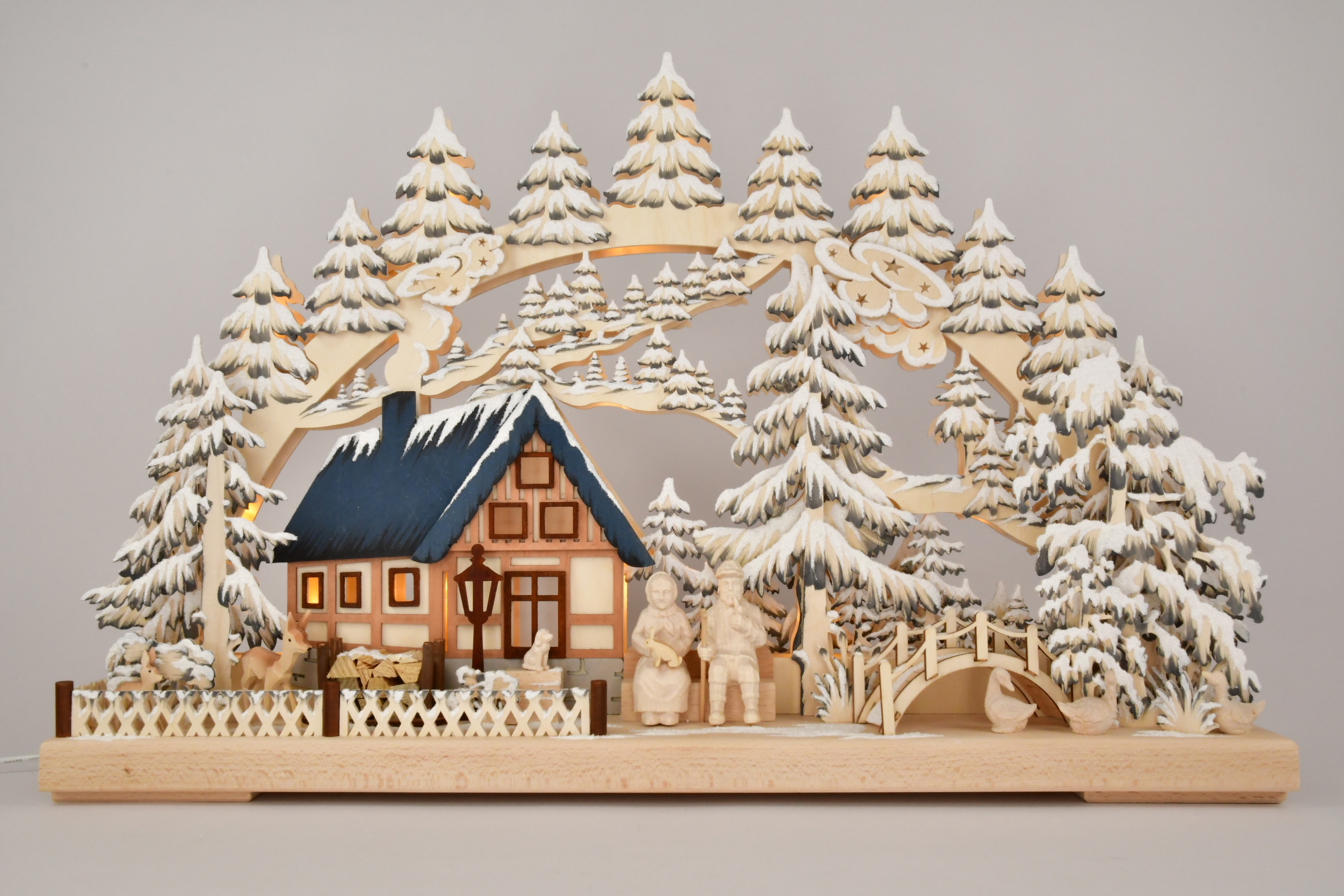 3D-Schwibbogen mittelgr., Am Waldbach handbemalt, grau, Raureif