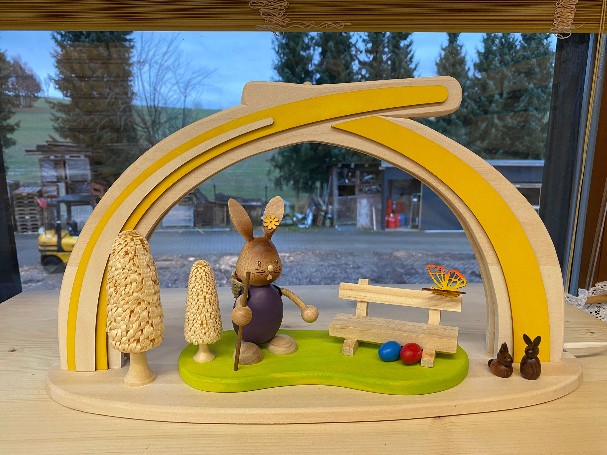Massivholzbogen Ostern, Stupsi mit Bank, gelb, LED-Stripe, halb USB