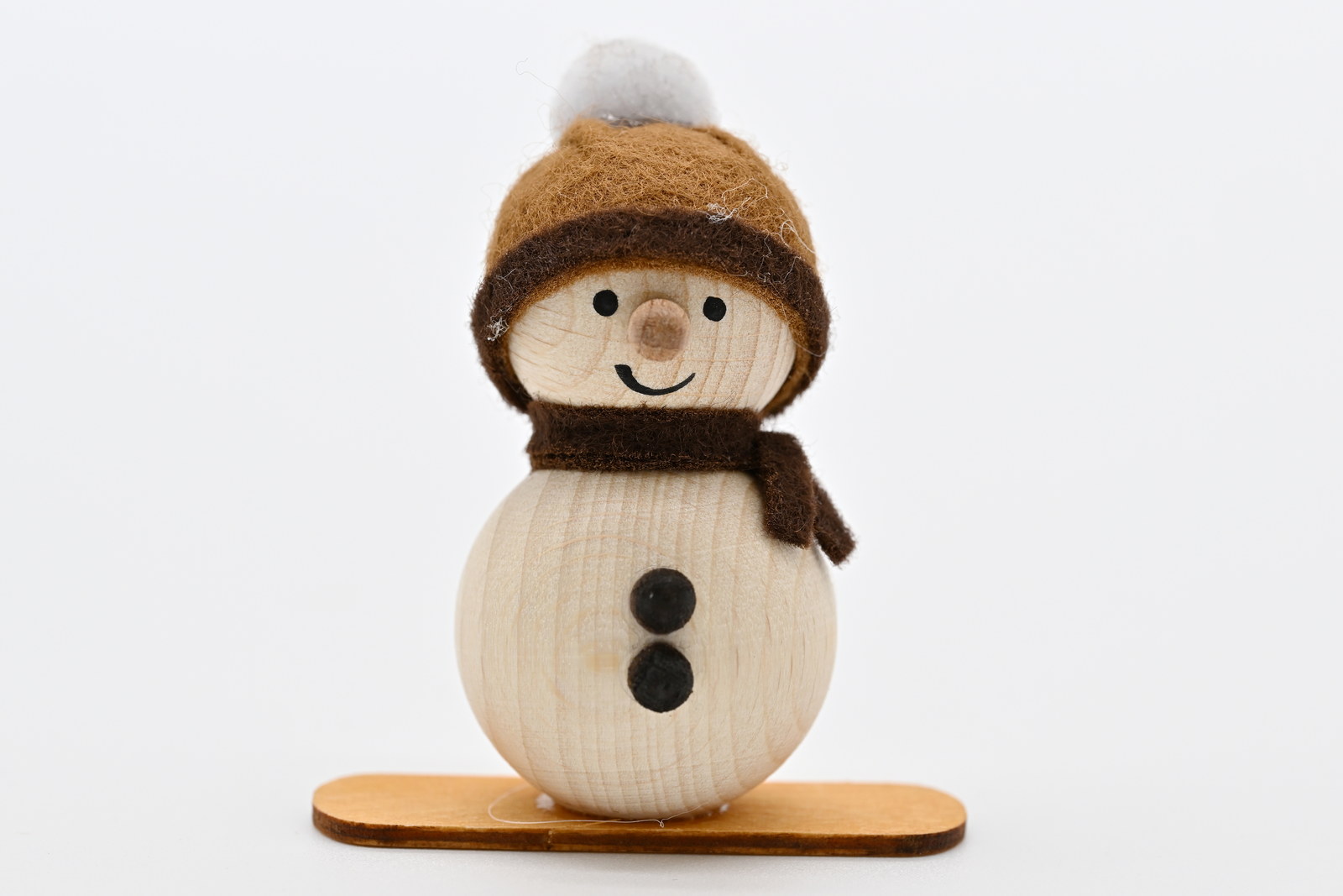 Schneemann auf Snowboard, 5 cm braune Mütze Schneemann auf Snowboard, 5 cm braune Mütze